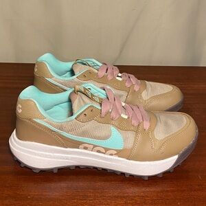 Nike ACG Locate Limestone - Green Glow Dk Driftwood Athletic Trail shoes Men 7.5